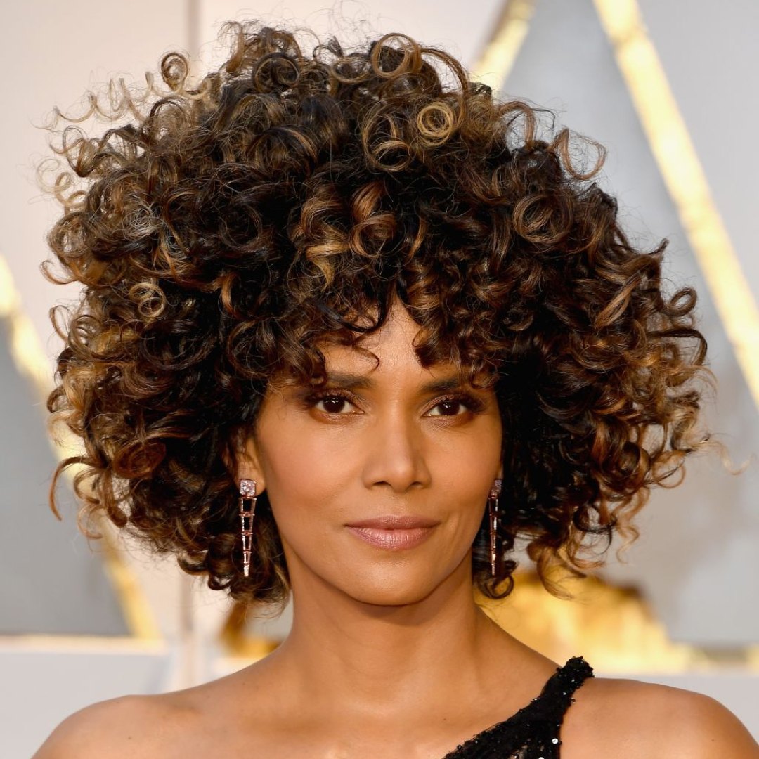 cortes de cabello para cara diamante Halle Berry cabello rizado