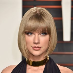 cortes de cabello para cara diamante Taylor Swift corte bob corto con fleco