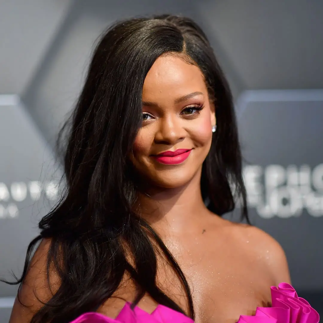 cortes de cabello para cara ovalada Rihanna