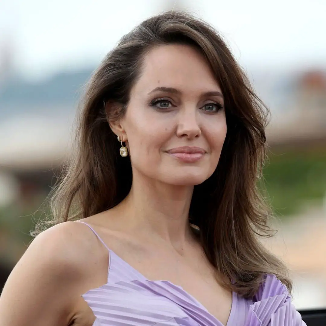 cortes de cabello para cara rectangular Angelina Jolie corte de cabello largo en capas