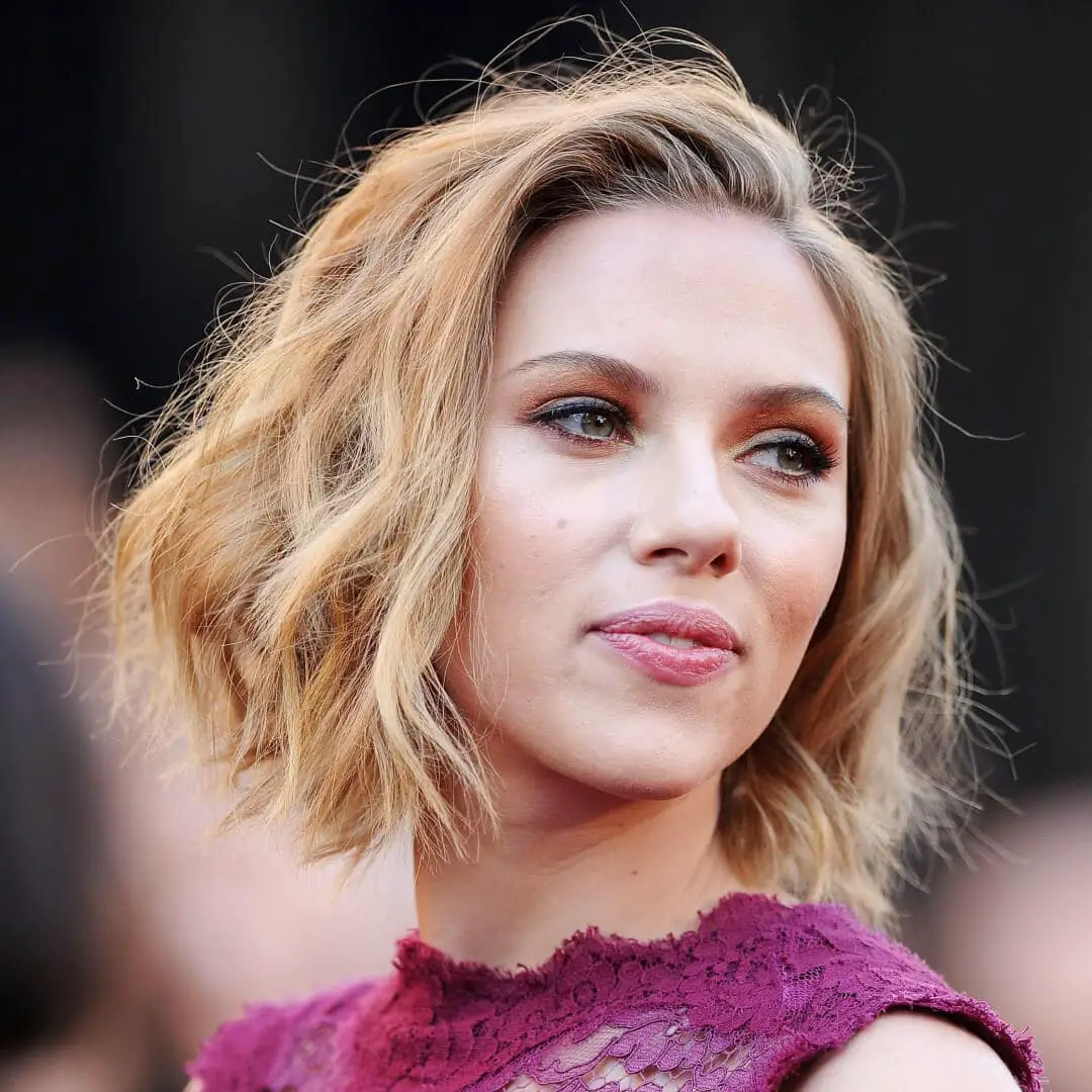 cortes de cabello para cara triangular invertida Scarlett Johansson corte bob mediano