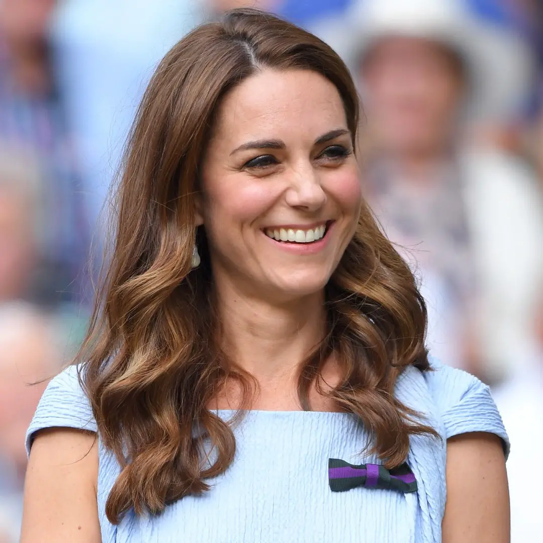 cortes de cabello para cara alargada Kate Middleton corte de cabello largo con capas ondulado