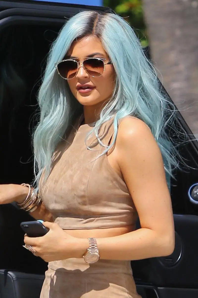 cabello color azul cielo Kylie Jenner