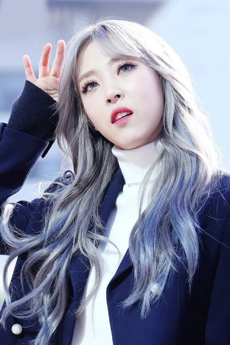 cabello color azul metalico Moon Byul-yi Moonbyul