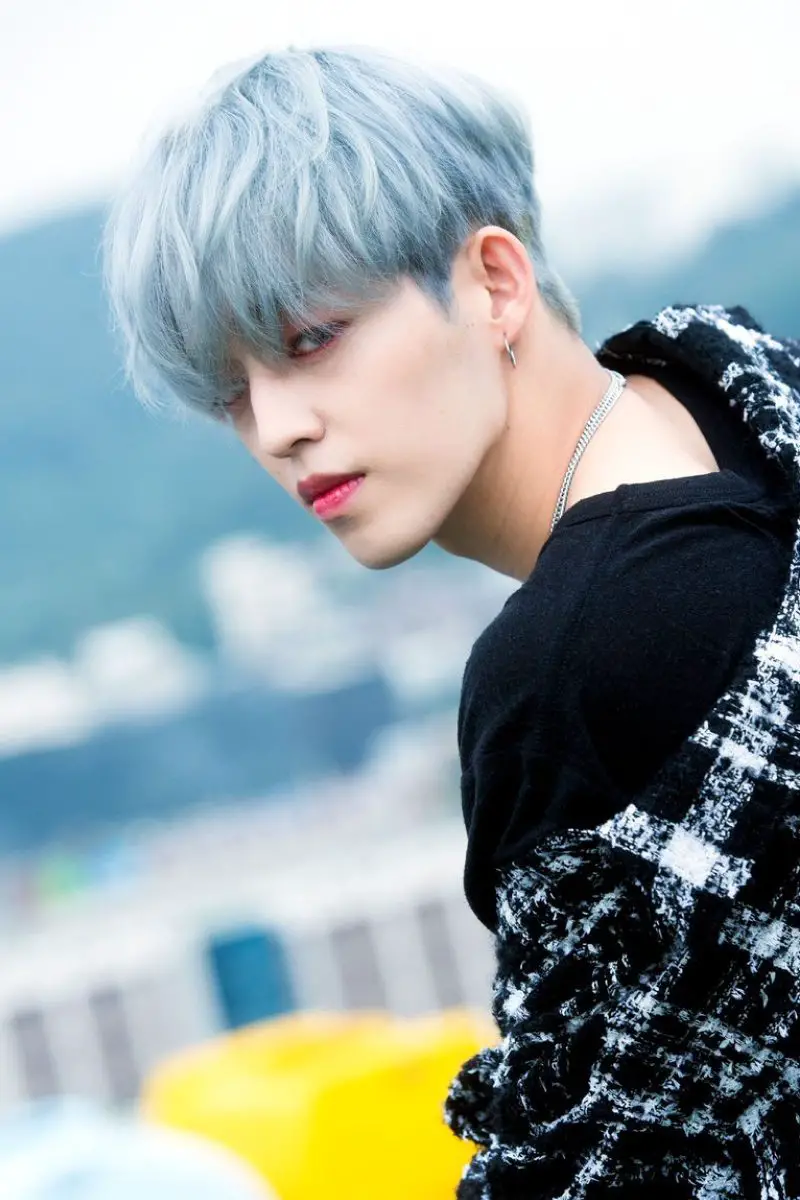cabello color azul metalico SCoups Choi Seung Cheol