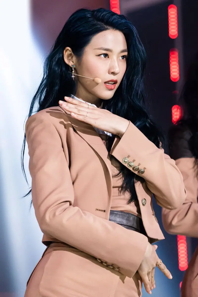 color de cabello negro azulado Kim Seolhyun