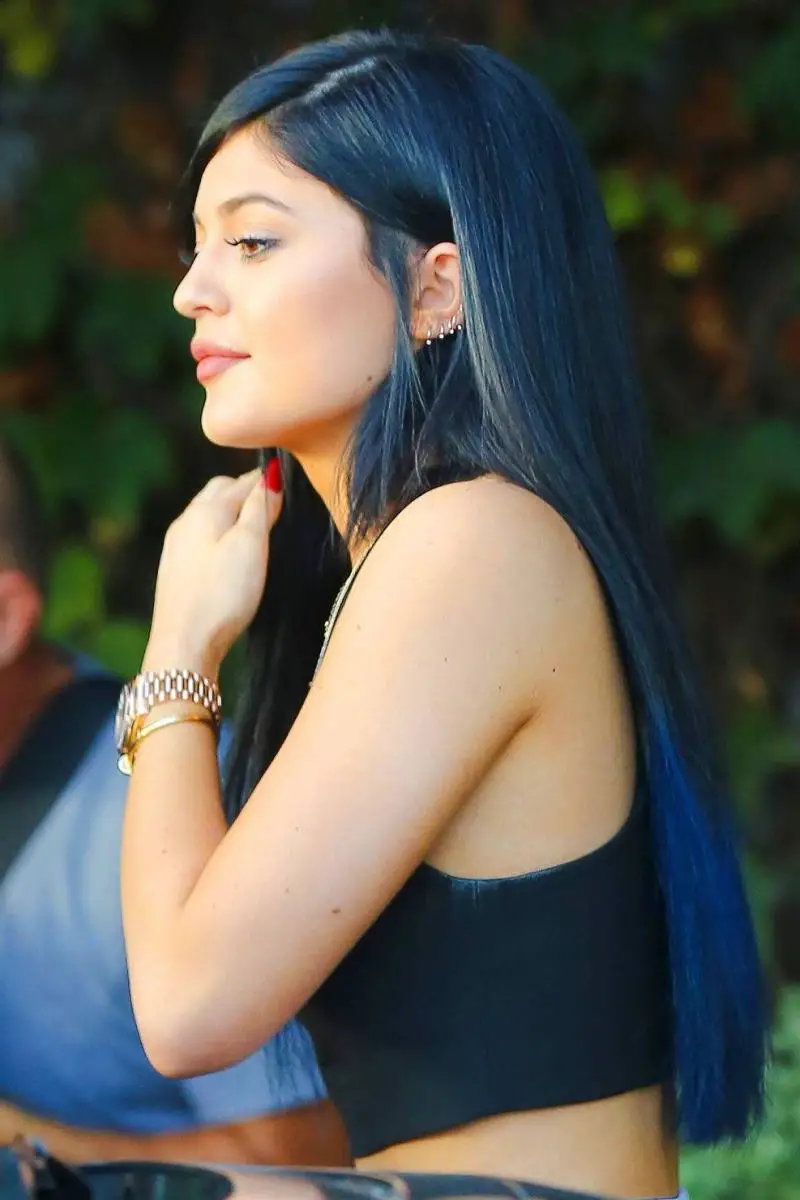 color de cabello negro azulado Kylie Jenner pelo negro azulado