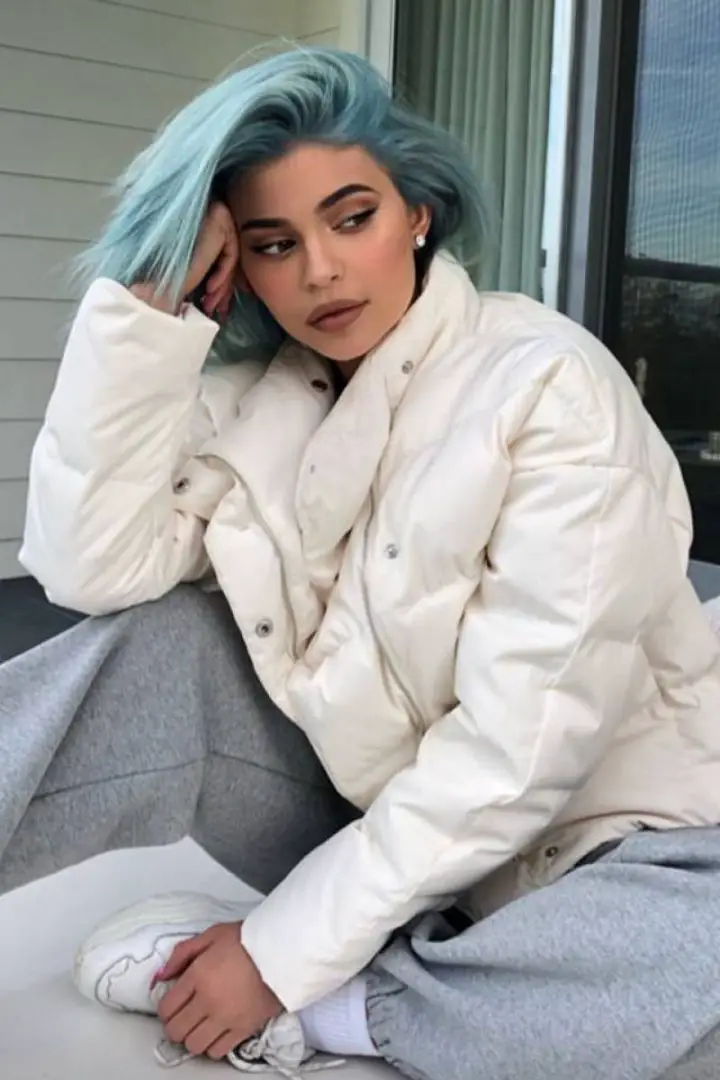 looks de cabello azul en mujeres Kylie Jenner pelo azul