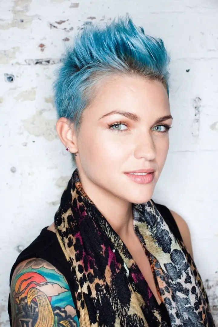 looks de cabello azul en mujeres Ruby Rose
