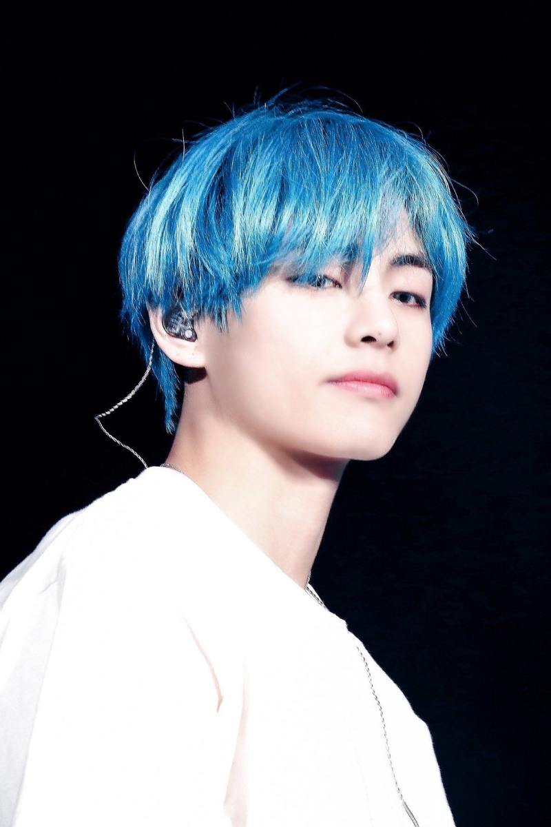 looks de cabello azul para hombres Kim Tae-hyung
