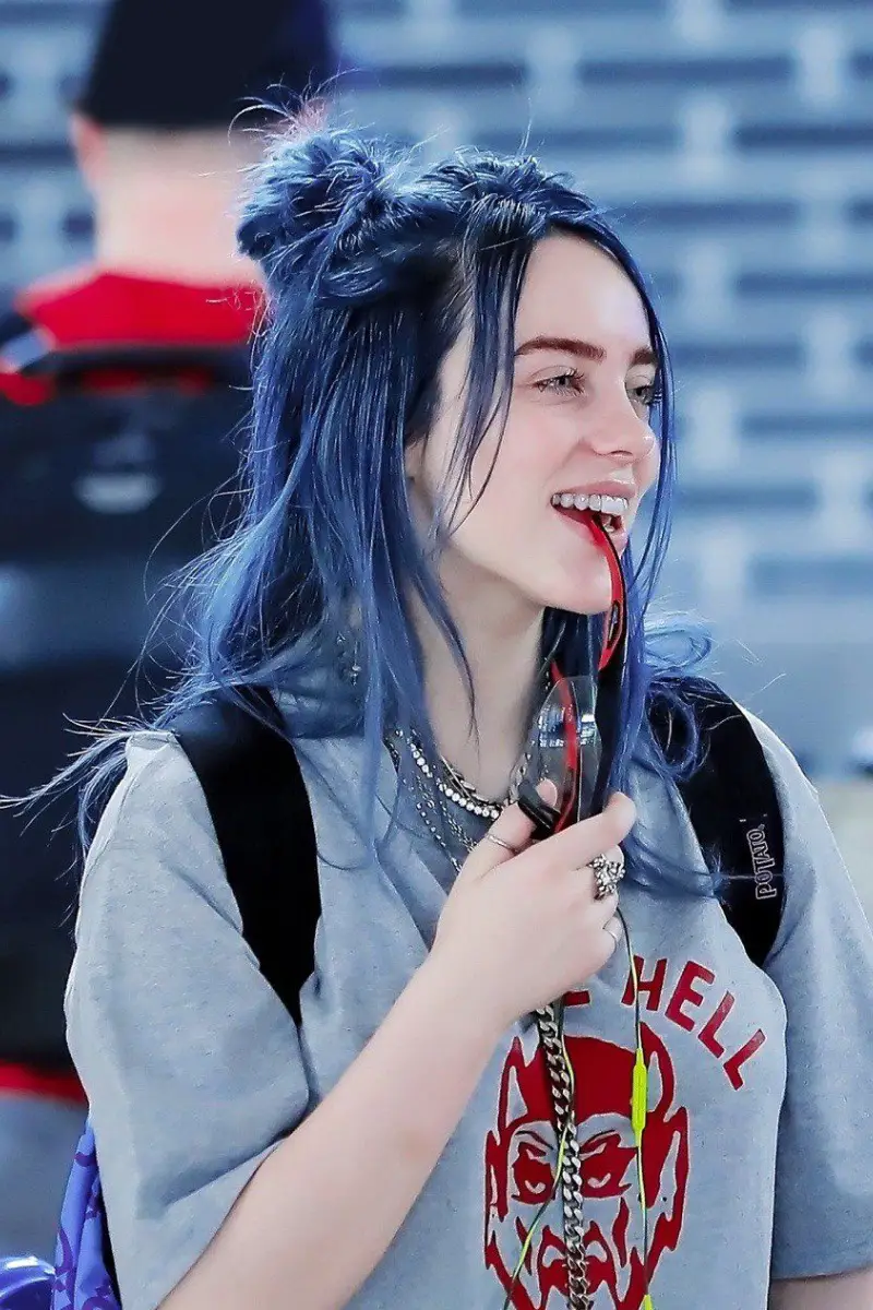 los mejores looks de cabello azul oscuro cabello azul marino Billie Eilish