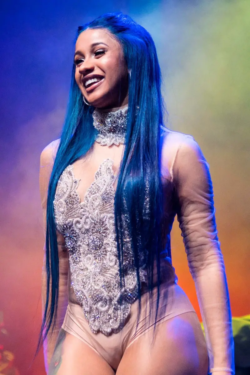 los mejores looks de cabello azul oscuro cabello azul marino Cardi B