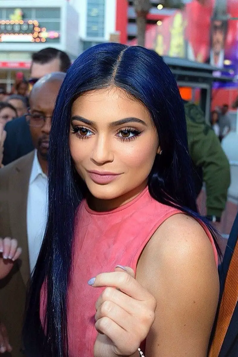 los mejores looks de cabello azul oscuro cabello azul marino Kylie Jenner