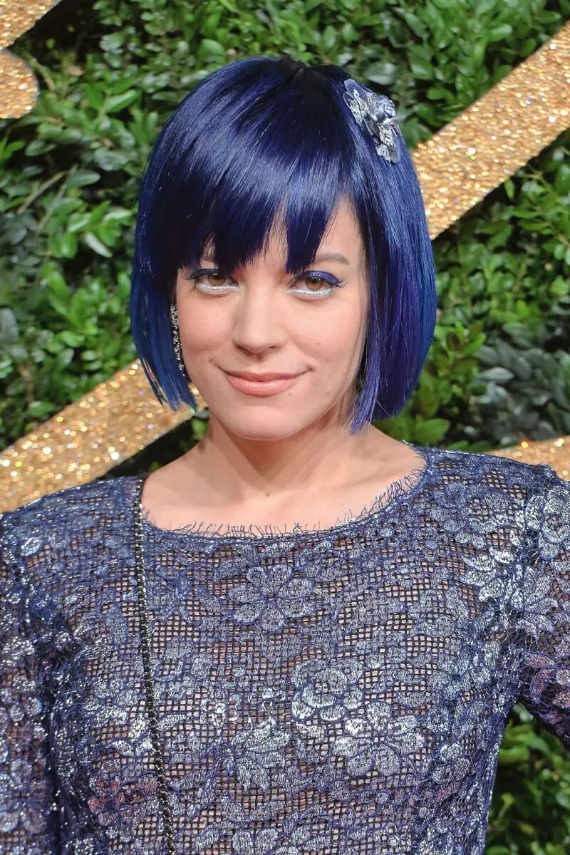 los mejores looks de cabello azul oscuro cabello azul marino Lilly Allen