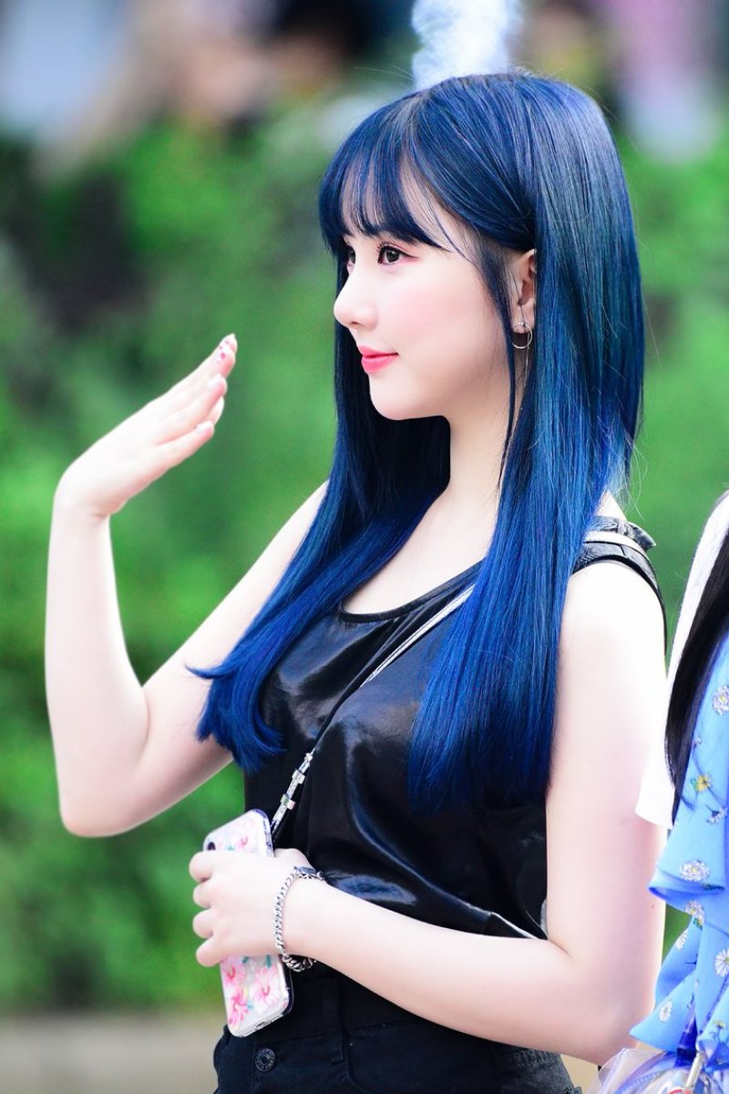 los mejores looks de cabello azul oscuro o cabello azul marino Jung Eun bi Eunha