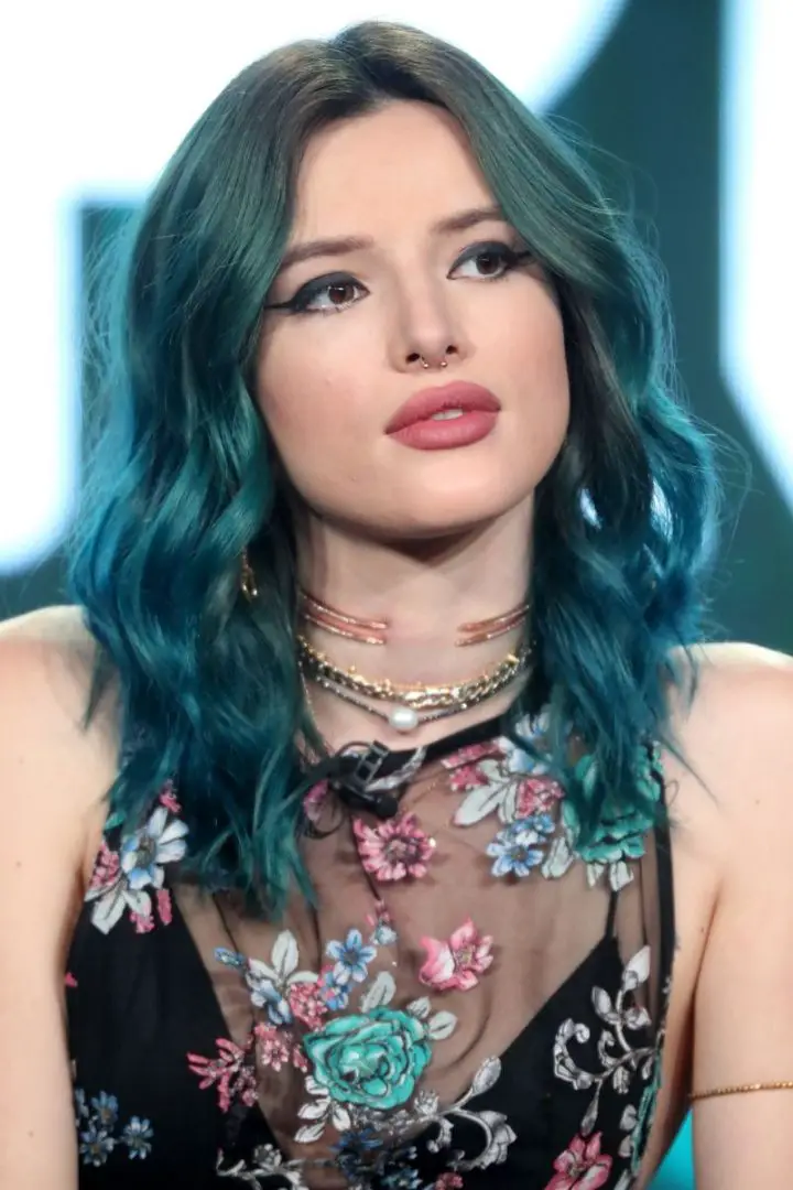 los mejores looks de cabello azul turquesa Bella Thorne