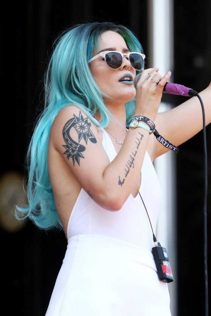 los mejores looks de cabello azul turquesa Halsey