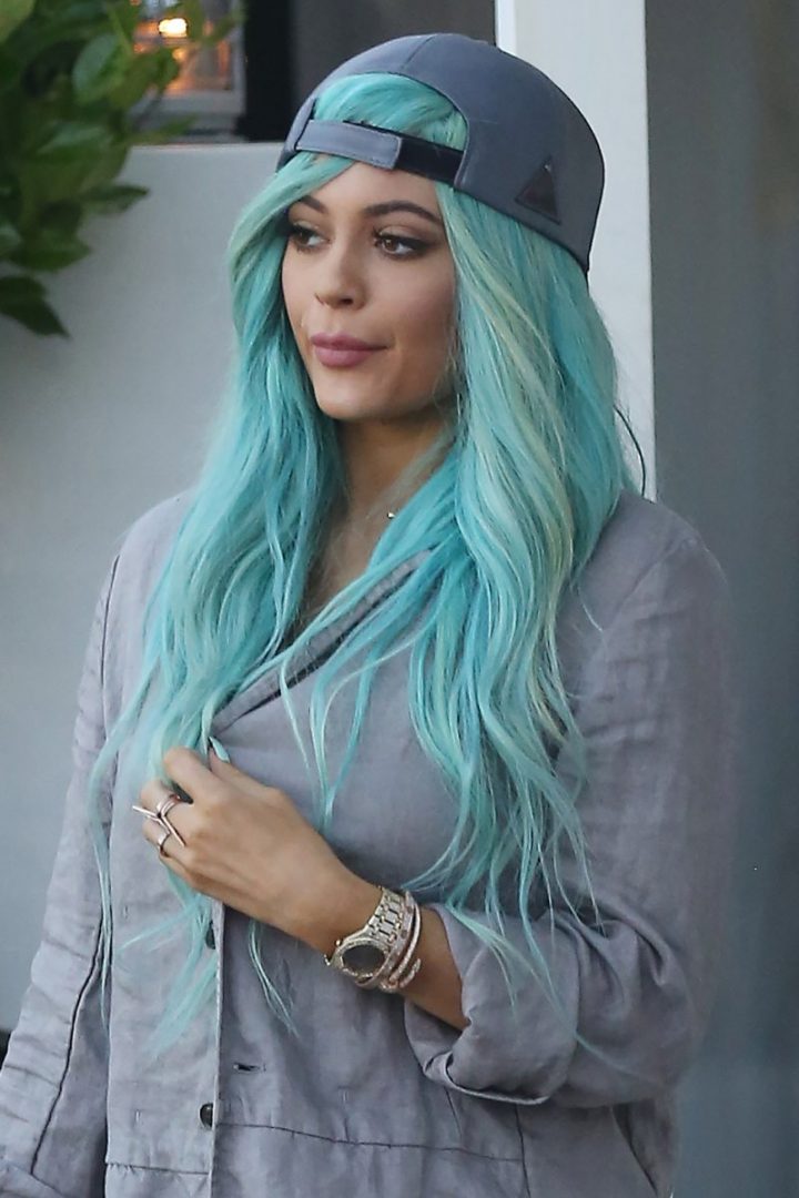 los mejores looks de cabello azul turquesa Kylie Jenner pelo azul
