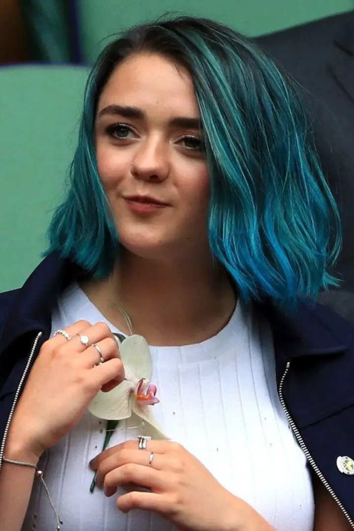 los mejores looks de cabello azul turquesa Maisie Williams