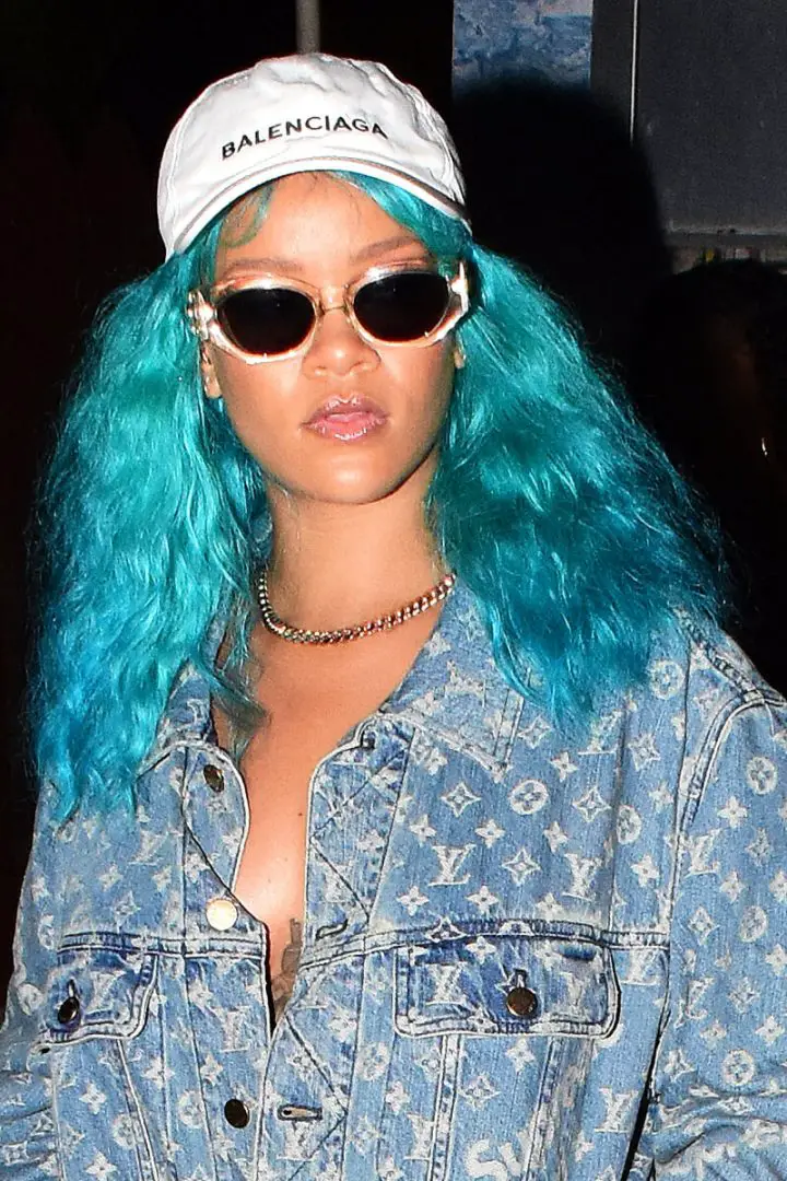 los mejores looks de cabello azul turquesa Rihanna