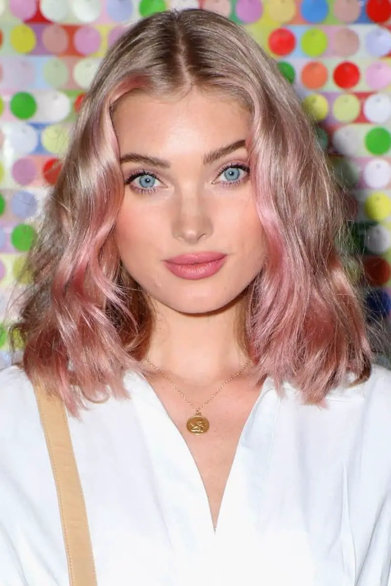 color de cabello rosa pastel Elsa Hosk