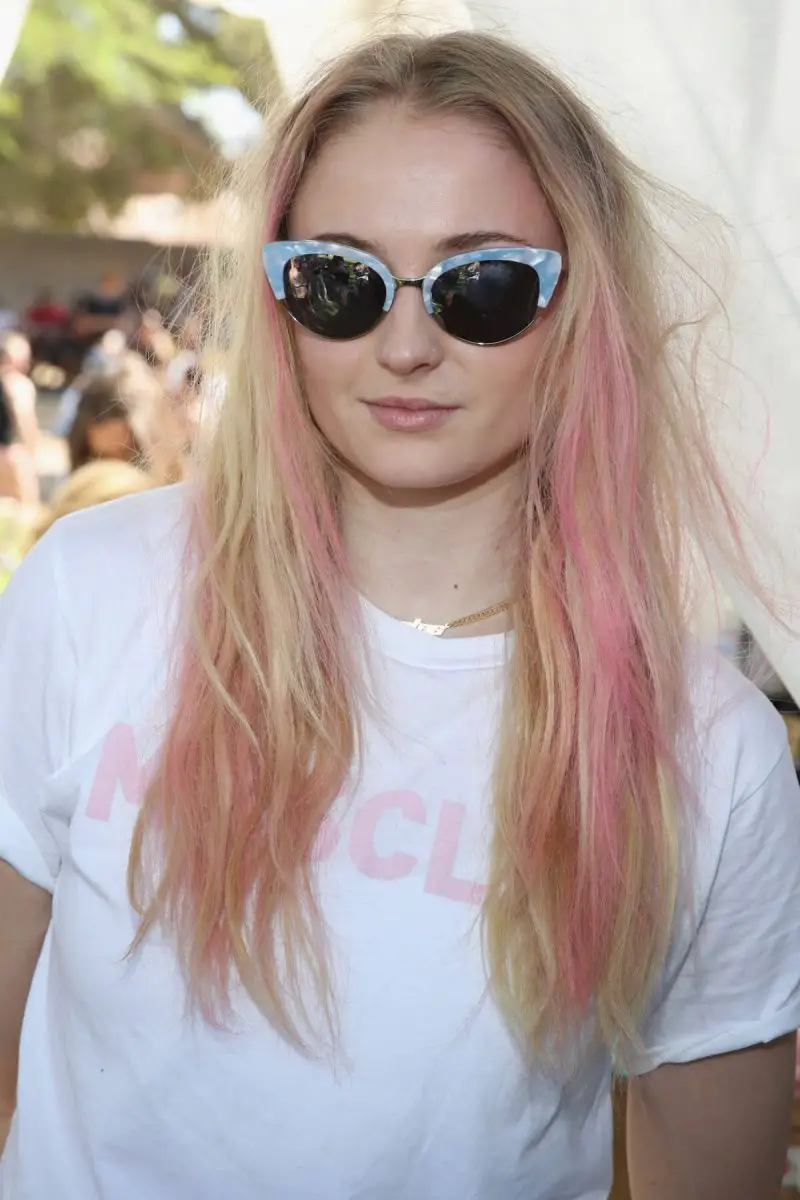 color de cabello rosa pastel Sophie Turner